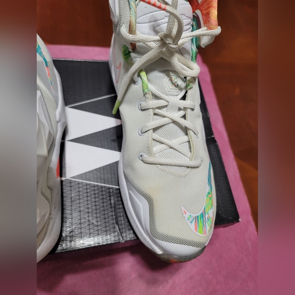 LeBrons Size 7y /8.5 womens - Picture 4 of 8